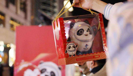 15分鐘掃空5000個(gè)冰墩墩，新晉頂流脫銷背后，誰(shuí)是最大贏家？