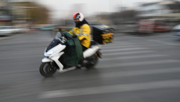 发改委政策称将引导互联网企业进一步下调餐饮业商户服务费，美团股价大跌16%