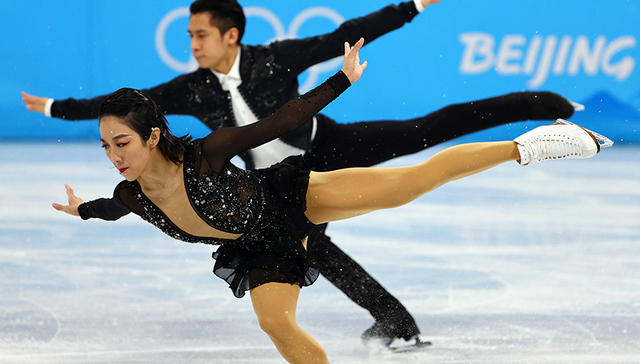 “葱桶”组合再破世界纪录，中国队全员晋级花滑双人自由滑