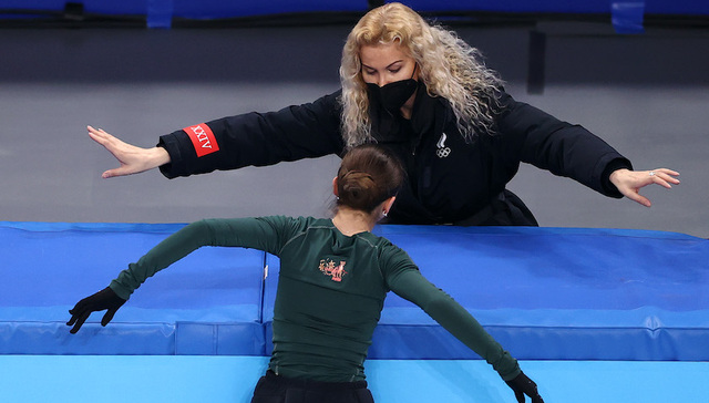 俄罗斯花滑“套娃”背后：备受争议的传奇教练