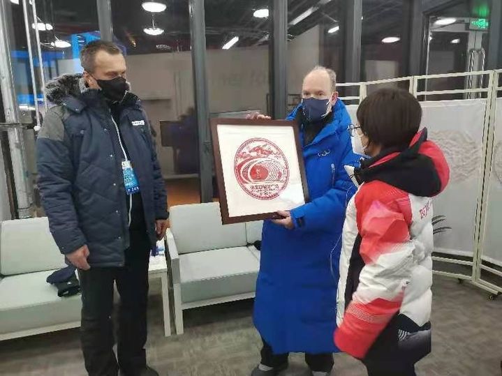 摩纳哥亲王、萨马兰奇为他们点赞!冬奥颁奖广场上这些身影值得铭记