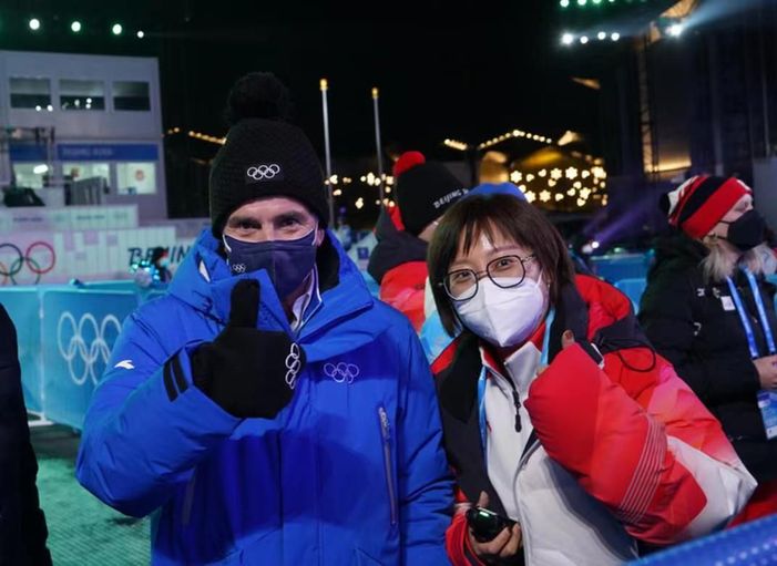 摩纳哥亲王、萨马兰奇为他们点赞!冬奥颁奖广场上这些身影值得铭记