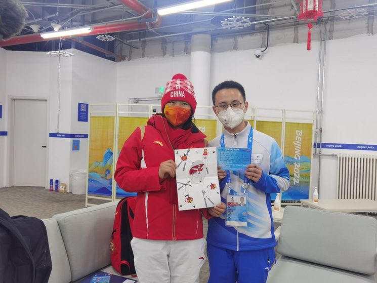 摩纳哥亲王、萨马兰奇为他们点赞!冬奥颁奖广场上这些身影值得铭记