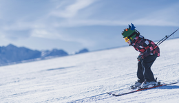 北京冬奥会促国产冰雪装备井喷，产业链头部公司有待培育