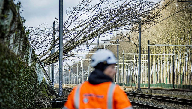 【图集】近30年来最强风暴“尤妮斯”袭击欧洲，已致十多人死亡