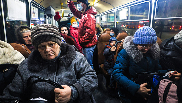 【图集】局势“风暴眼”被激活：俄罗斯承认乌东两地独立，乌东大量民众撤入俄境内