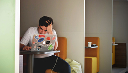 互联网大厂中劳累的年轻人