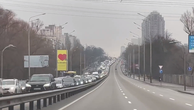 基辅民众正在逃离：出城方向极度拥堵，火车票全面售罄