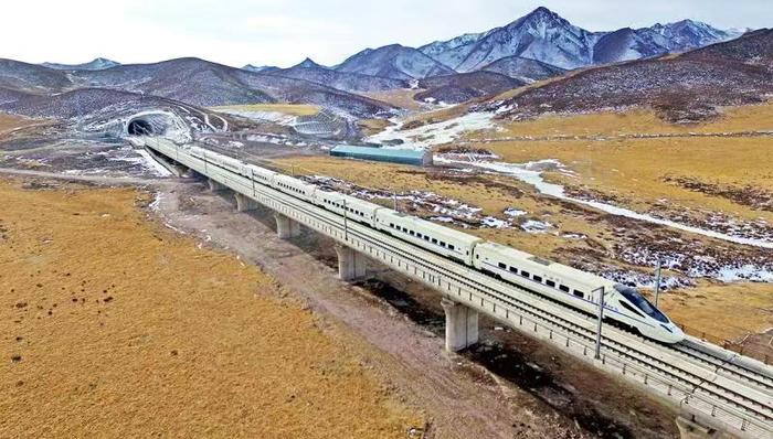 因地震损坏的兰新高铁修复将改道，兰州至西宁段将提速