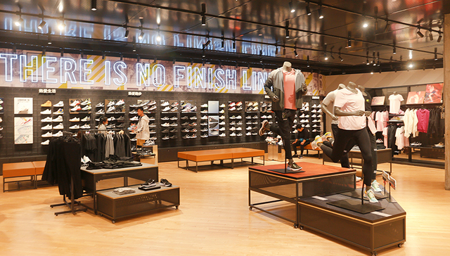 上一年鞋类销售创纪录增长，舒适、高性能两类最突出