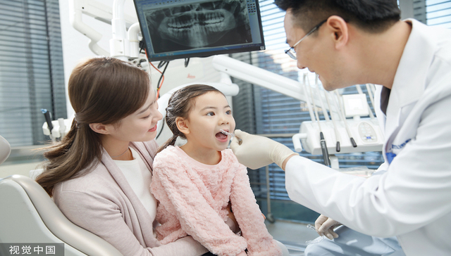 高端口腔诊所调转方向，要给小镇青年整整牙