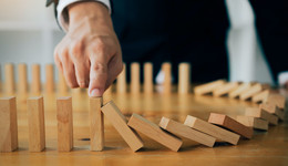 郭树清谈防范化解金融风险：P2P网贷未兑付借贷余额压降到4900亿元