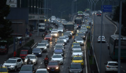 天能集團董事長張?zhí)烊蝺蓵ㄑ裕簯M快明確燃油車禁售時間表