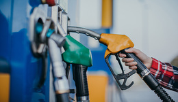 成品油價(jià)五連漲，92號(hào)汽油邁入“8元時(shí)代”