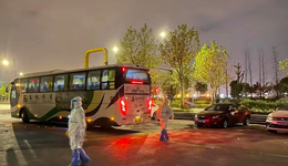 凌晨5點(diǎn)還在采樣，一夜無(wú)眠換來(lái)一聲聲“謝謝”瞬間被暖到！上?；鶎臃酪哒摺笆虏贿^(guò)夜”與病毒賽跑