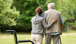 委員建議做好計生善后工作：失獨再生養(yǎng)家庭應(yīng)納入扶助｜兩會聚焦·鼓勵生育