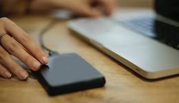 怪獸充電股價縮水86%，小電被曝裁員：共享充電寶出路何在？