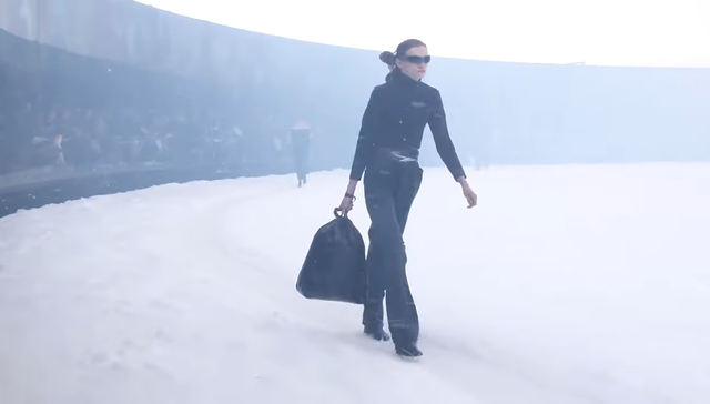 巴黎今冬最大的一场雪下在了巴黎世家的秀场