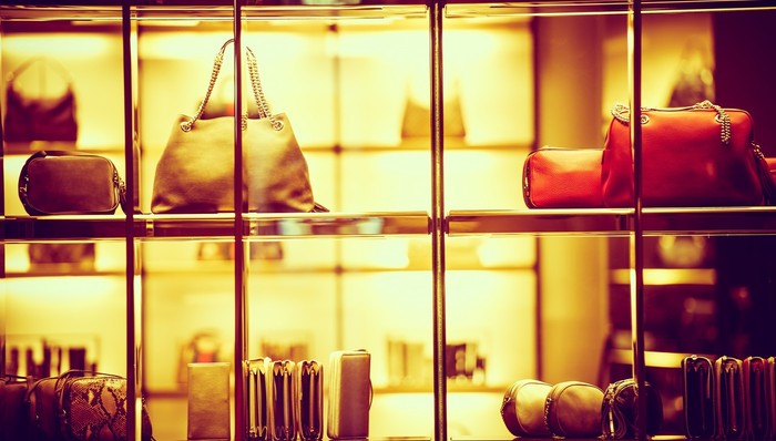 面对奢侈品店销售“社恐”发作？1对1直播导购可以了解一下