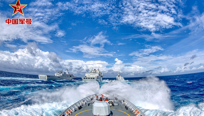 中国海军女舰员奔向深蓝