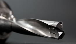 “妖鎳”亂青山