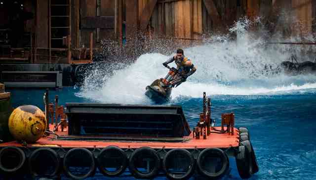 环球影城游客踢演员致演出中断，官方回应：涉事者已道歉