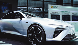 上有30万“蔚小理”，下有10万比亚迪，哪吒汽车进退两难