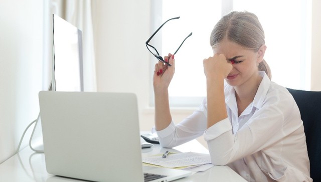 近九成职场人曾出现过眼部问题，传媒/广告从业者用眼压力最大