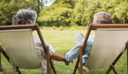 代表：支持离退休人员“返乡养老”，委员：建立托育机构人员黑白名单 | 两会声音