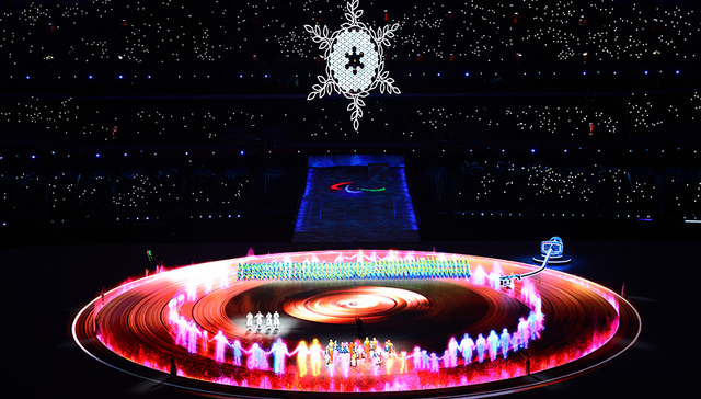 北京冬残奥会闭幕式在国家体育场举行，留声机贯穿全场演绎《在温暖中永恒》