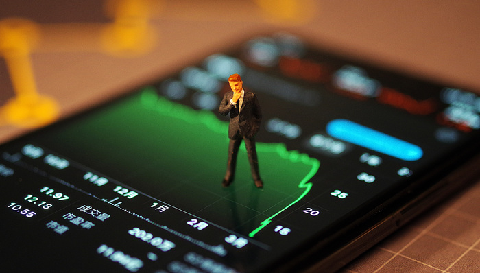 黑色星期一！恒生科技指数大跌11% ，A股超4200只个股飘绿，究竟见底了吗？