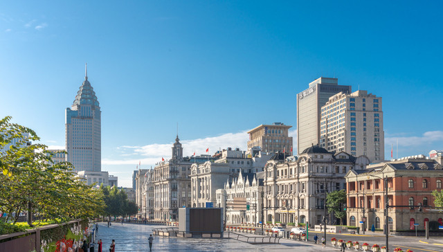 黄浦江畔豪宅拍出30万/平天价，上海“顶豪”市场成交火热