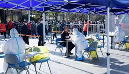 感謝抗疫一線人員堅(jiān)守付出，感謝市民理解配合！李強(qiáng)實(shí)地檢查疫情應(yīng)急處置工作