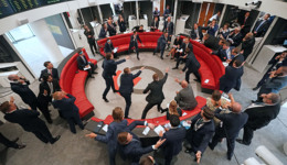 倫鎳開市即大跌45%，再度暫停交易