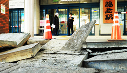 【图集】直击日本地震：新干线脱轨，住宅区停电，神社受损