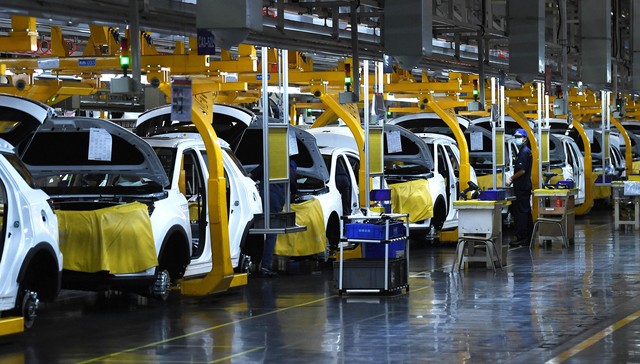 受制于疫情、自然灾害及国际局势，今明两年汽车产量预测下调超500万辆