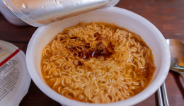 狂奔的方便速食，还没走出食安“考场”