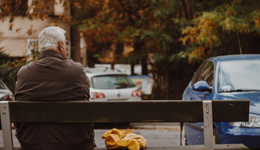 困在“一元保”里的老人们