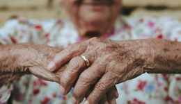 “求美”银发族，难逃医美套路？