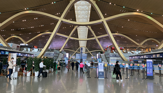 昆明机场航班大面积取消，东航今日全国范围取消率89%