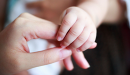 “造娃”變生意：有人花百萬(wàn)代孕，有人斥資30萬(wàn)求子