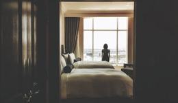 一娃一屋，管家伴讀，高檔酒店“網(wǎng)課房”誰在?。? class=