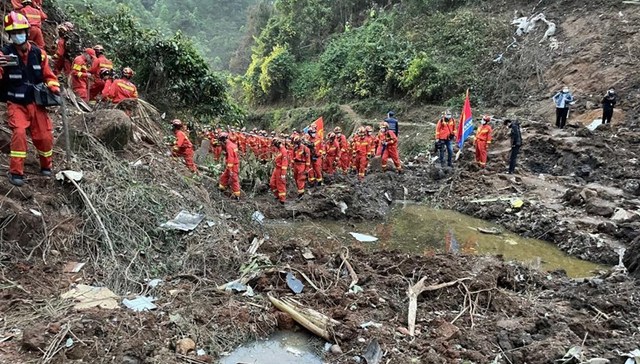 东航MU5735航班一部黑匣子已找到，3位飞行员情况披露