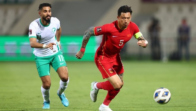 脸面之战“00后”破门，中国男足1-1沙特终止连败