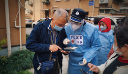 “我報(bào)名”！近4000名警察就地增援社區(qū)，“搶單”扛擔(dān)架、跑腿購(gòu)藥……