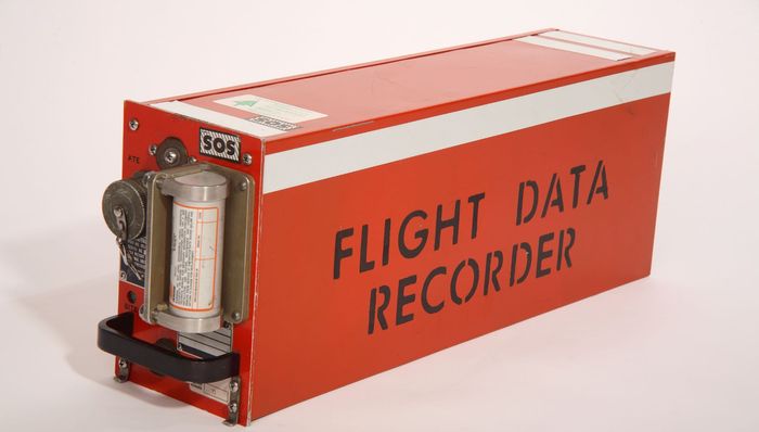 东航失事飞机两部黑匣子均已找到，但事故调查不只依靠黑匣子