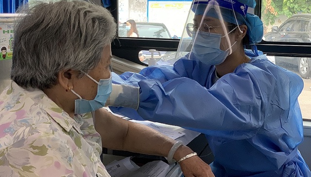 年纪越大接种越少？老年人接种新冠疫苗还待提升