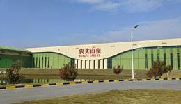 礦泉水有多賺？農(nóng)夫山泉去年凈利超71億，分紅50億首富鐘睒睒得近43億