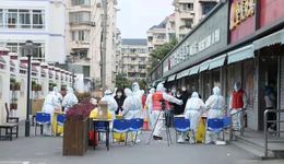 李強龔正檢查新一輪核酸篩查工作落實推進和生活物資、應(yīng)急就醫(yī)保障情況，慰問抗疫一線人員，感謝市民理解支持配合