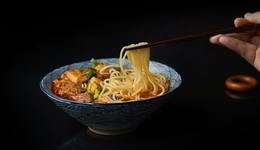 康师傅屋漏又逢“酸菜门”